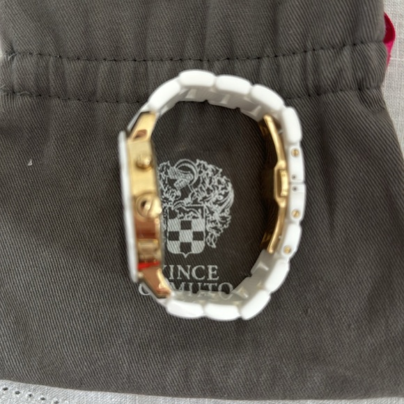 Vince Camuto Ladies Watch. Bracelet extenders & storage/dust bag included. - Picture 3 of 4